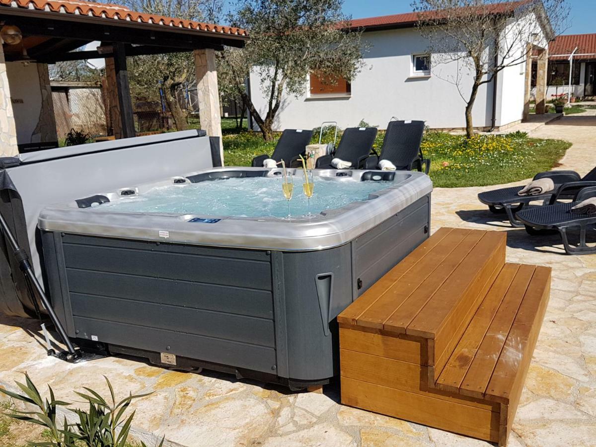 Holiday Home Kerniat Pula Exterior foto